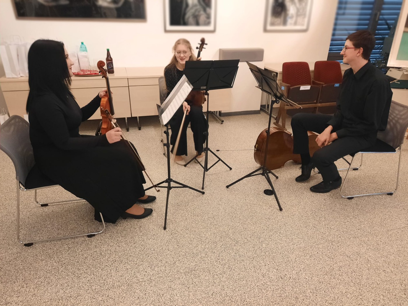 Kareto hrálo u příležitosti otevírání výstavy fotografií Hynka Čermaka