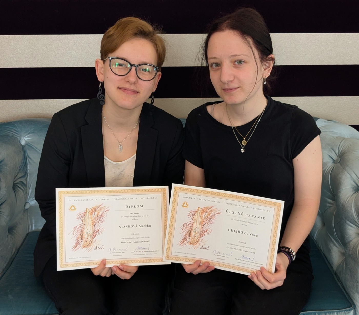 Gratulujeme! Mezinárodní úspěch našich klavíristek Anežky Staňkové a Zory Uhlířové